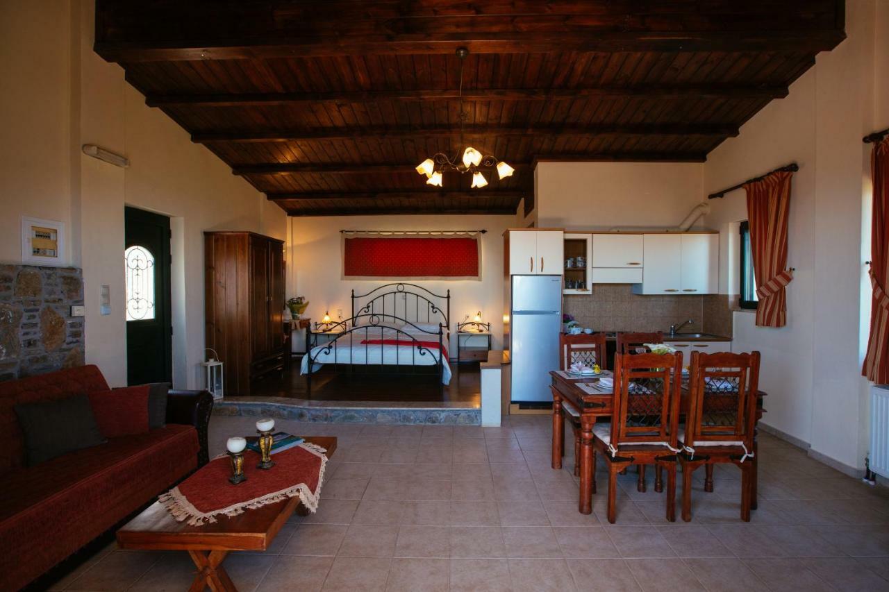 Aetovigla Guesthouse Krousonas  Exterior photo